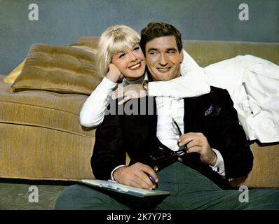 Doris Day & Rod Taylor Film: The Glass Bottom Boat (USA 1966) Charaktere: Jennifer Nelson & Bruce Templeton Regie: Frank Tashlin 09 June 1966 **WARNUNG** Dieses Foto ist nur für redaktionelle Zwecke bestimmt und unterliegt dem Copyright von MGM und/oder dem Fotografen, der von der Film- oder Produktionsfirma beauftragt wurde, und kann nur von Publikationen im Zusammenhang mit der Bewerbung des oben genannten Films reproduziert werden. Eine obligatorische Gutschrift an MGM ist erforderlich. Der Fotograf sollte auch bei Bekanntwerden des Fotos gutgeschrieben werden. Ohne schriftliche Genehmigung der Film Company kann keine kommerzielle Nutzung gewährt werden. Stockfoto