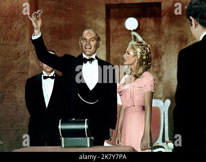 Harry Andrews & Ursula Andress Film The Southern Star (1965) Charaktere: Kramer & Erica Kramer Regie: Sidney Hayers 28. Mai 1969 **WARNUNG** dieses Foto ist nur für redaktionelle Zwecke bestimmt und unterliegt dem Urheberrecht von COLUMBIA PICTURES und/oder dem Fotografen, der von der Film or Production Company zugewiesen wurde und kann nur durch Veröffentlichungen in Verbindung mit der Werbung für den oben genannten Film reproduziert werden. Eine obligatorische Gutschrift für COLUMBIA PICTURES ist erforderlich. Der Fotograf sollte ebenfalls angerechnet werden, wenn er bekannt ist. Ohne schriftliche Genehmigung der Film Company kann keine kommerzielle Nutzung gewährt werden. Stockfoto