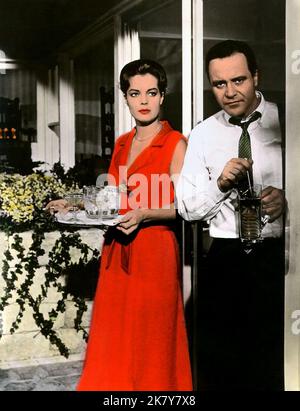 Romy Schneider & Jack Lemmon Film: Good Neighbor Sam (1964) Charaktere: Janet Lagerlof & Sam Bissel Regie: David Swift 22 July 1964 **WARNUNG** Dieses Foto ist nur für redaktionelle Zwecke bestimmt und unterliegt dem Copyright von COLUMBIA und/oder dem von der Film- oder Produktionsfirma beauftragten Fotografen und kann nur von Publikationen im Zusammenhang mit der Bewerbung des oben genannten Films reproduziert werden. Eine obligatorische Gutschrift an COLUMBIA ist erforderlich. Der Fotograf sollte auch bei Bekanntwerden des Fotos gutgeschrieben werden. Ohne schriftliche Genehmigung der Film Company kann keine kommerzielle Nutzung gewährt werden. Stockfoto