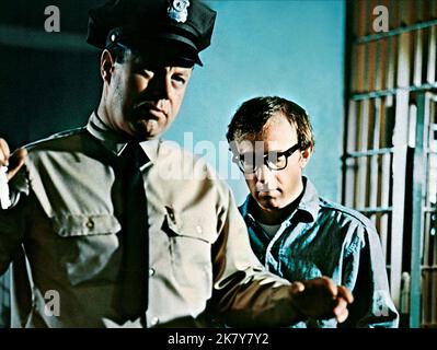 Woody Allen Film: Take the Money and Run (USA 1969) Charaktere: Virgil Starkwell Regie: Woody Allen 18. August 1969 **WARNUNG** Dieses Foto ist nur für redaktionelle Verwendung bestimmt und unterliegt dem Copyright von ABC-BILDERN und/oder dem von der Film- oder Produktionsfirma beauftragten Fotografen und kann nur durch Publikationen im Zusammenhang mit der Bewerbung des oben genannten Films reproduziert werden. Eine obligatorische Gutschrift für ABC-BILDER ist erforderlich. Der Fotograf sollte auch bei Bekanntwerden des Fotos gutgeschrieben werden. Ohne schriftliche Genehmigung der Film Company kann keine kommerzielle Nutzung gewährt werden. Stockfoto