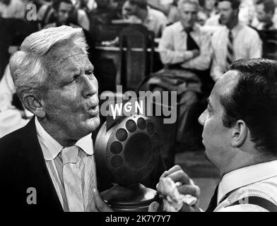 Spencer Tracy Film: Inherit The Wind (1965) Charaktere: Henry Drummond Regie: Stanley Kramer 01 June 1960 **WARNUNG** Dieses Foto ist nur für redaktionelle Zwecke bestimmt und unterliegt dem Copyright von MGM und/oder dem Fotografen, der von der Film- oder Produktionsfirma beauftragt wurde, und kann nur von Publikationen im Zusammenhang mit der Bewerbung des oben genannten Films reproduziert werden. Eine obligatorische Gutschrift an MGM ist erforderlich. Der Fotograf sollte auch bei Bekanntwerden des Fotos gutgeschrieben werden. Ohne schriftliche Genehmigung der Film Company kann keine kommerzielle Nutzung gewährt werden. Stockfoto