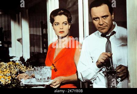 Romy Schneider & Jack Lemmon Film: Good Neighbor Sam (1964) Charaktere: Janet Lagerlof & Sam Bissel Regie: David Swift 22 July 1964 **WARNUNG** Dieses Foto ist nur für redaktionelle Zwecke bestimmt und unterliegt dem Copyright von COLUMBIA und/oder dem von der Film- oder Produktionsfirma beauftragten Fotografen und kann nur von Publikationen im Zusammenhang mit der Bewerbung des oben genannten Films reproduziert werden. Eine obligatorische Gutschrift an COLUMBIA ist erforderlich. Der Fotograf sollte auch bei Bekanntwerden des Fotos gutgeschrieben werden. Ohne schriftliche Genehmigung der Film Company kann keine kommerzielle Nutzung gewährt werden. Stockfoto