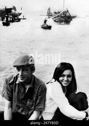 Daliah Lavi & Peter O'Toole Film: Lord Jim (USA/UK 1965) Charaktere: The Girl & Regie: Richard Brooks 15 February 1965 **WARNUNG** Dieses Foto ist nur für redaktionelle Verwendung bestimmt und unterliegt dem Copyright von COLUMBIA und/oder dem Fotografen, der von der Film- oder Produktionsfirma beauftragt wurde und darf nur von Publikationen im Zusammenhang mit der Bewerbung des oben genannten Films reproduziert werden. Eine obligatorische Gutschrift an COLUMBIA ist erforderlich. Der Fotograf sollte auch bei Bekanntwerden des Fotos gutgeschrieben werden. Ohne schriftliche Genehmigung der Film Company kann keine kommerzielle Nutzung gewährt werden. Stockfoto