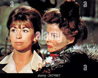 Nanette Newman & Katharine Hepburn Film: Die Verrückte Von Chaillot (1962) Charaktere: Irma & Gräfin Aurelia Regie: Bryan Forbes 12 October 1969 **WARNUNG** Dieses Foto ist nur für redaktionelle Zwecke bestimmt und unterliegt dem Copyright von WARNER BROS und/oder des Fotografen, der von der Film- oder Produktionsfirma beauftragt wurde, und kann nur von Publikationen im Zusammenhang mit der Bewerbung des oben genannten Films reproduziert werden. Eine obligatorische Gutschrift an WARNER BROS ist erforderlich. Der Fotograf sollte auch bei Bekanntwerden des Fotos gutgeschrieben werden. Ohne schriftliche Genehmigung der Film Company kann keine kommerzielle Nutzung gewährt werden. Stockfoto