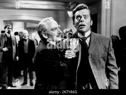 David Kossopf & Paul Massie Film: Die Zwei Gesichter Von Dr. Jekyll (1966) Charaktere: Dr. Ernst Littauer & Dr. Henry Jekyll Regie: Terence Fisher 24 October 1960 **WARNUNG** Dieses Foto ist nur für redaktionelle Zwecke bestimmt und unterliegt dem Copyright von HAMMER und/oder dem Fotografen, der von der Film- oder Produktionsfirma beauftragt wurde, und kann nur von Publikationen im Zusammenhang mit der Bewerbung des oben genannten Films reproduziert werden. Eine obligatorische Gutschrift für DEN HAMMER ist erforderlich. Der Fotograf sollte auch bei Bekanntwerden des Fotos gutgeschrieben werden. Ohne schriftliche Genehmigung der Film Company kann keine kommerzielle Nutzung gewährt werden. Stockfoto