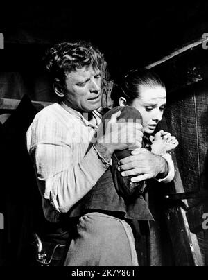 Burt Lancaster & Audrey Hepburn Film: The Unforgiven (1960) Charaktere: Ben Zachary & Rachel Zachary Regie: John Huston, 06. April 1960 **WARNUNG** Dieses Foto ist nur für redaktionelle Verwendung bestimmt und unterliegt dem Copyright von UNITED ARTISTS und/oder dem von der Film- oder Produktionsfirma beauftragten Fotografen und kann nur von Publikationen im Zusammenhang mit der Bewerbung des oben genannten Films reproduziert werden. Eine obligatorische Gutschrift für UNITED ARTISTS ist erforderlich. Der Fotograf sollte auch bei Bekanntwerden des Fotos gutgeschrieben werden. Ohne schriftliche Genehmigung der Film Company kann keine kommerzielle Nutzung gewährt werden. Stockfoto