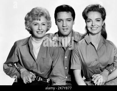 Barbara Stanwyck, Elvis Presley & Joan Freeman Film: Roustabout (USA 1964) Charaktere: Maggie Morgan,Charlie Rogers & Cathy Lean Regie: John Rich 11 November 1964 **WARNUNG** Dieses Foto ist nur für redaktionelle Zwecke bestimmt und unterliegt dem Copyright von PARAMOUNT PICTURES und/oder des Fotografen, der von der Film- oder Produktionsfirma beauftragt wurde und darf nur von Publikationen im Zusammenhang mit der Bewerbung des oben genannten Films reproduziert werden. Eine obligatorische Gutschrift für PARAMOUNT-BILDER ist erforderlich. Der Fotograf sollte auch bei Bekanntwerden des Fotos gutgeschrieben werden. Eine kommerzielle Nutzung kann ohne schriftliche Genehmigung von nicht gewährt werden Stockfoto