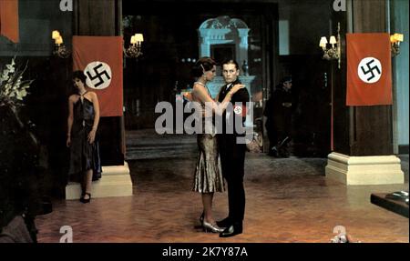 Florinda Bolkan & Helmut Berger Film The Damned (1969) Charaktere: Olga & Martin von Essenbeck Regie: Luchino Visconti 14. Oktober 1969 **WARNUNG** dieses Foto ist nur für redaktionelle Zwecke bestimmt und ist urheberrechtlich geschützt von WARNER BROS und/oder dem Fotografen, der von der Film- oder Produktionsgesellschaft beauftragt wurde. Eine obligatorische Gutschrift für WARNER BROS ist erforderlich. Der Fotograf sollte ebenfalls angerechnet werden, wenn er bekannt ist. Ohne schriftliche Genehmigung der Film Company kann keine kommerzielle Nutzung gewährt werden. Stockfoto