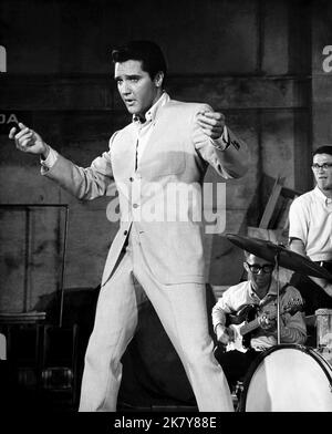 Elvis Presley Film IT Happened at the World's Fair (USA 1963) Charaktere: Mike Edwards Regie: Norman Taurog 03. April 1963 **WARNUNG** dieses Foto ist nur für redaktionelle Zwecke bestimmt und unterliegt dem Urheberrecht von MGM und/oder dem Fotografen, der von der Film or Production Company beauftragt wurde. Es kann nur durch Veröffentlichungen in Verbindung mit der Werbung für den obigen Film reproduziert werden. Eine obligatorische Gutschrift an MGM ist erforderlich. Der Fotograf sollte ebenfalls angerechnet werden, wenn er bekannt ist. Ohne schriftliche Genehmigung der Film Company kann keine kommerzielle Nutzung gewährt werden. Stockfoto
