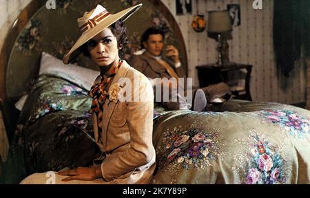 Florinda Bolkan & Helmut Berger Film The Damned (1969) Charaktere: Olga & Martin von Essenbeck Regie: Luchino Visconti 14. Oktober 1969 **WARNUNG** dieses Foto ist nur für redaktionelle Zwecke bestimmt und ist urheberrechtlich geschützt von WARNER BROS und/oder dem Fotografen, der von der Film- oder Produktionsgesellschaft beauftragt wurde. Eine obligatorische Gutschrift für WARNER BROS ist erforderlich. Der Fotograf sollte ebenfalls angerechnet werden, wenn er bekannt ist. Ohne schriftliche Genehmigung der Film Company kann keine kommerzielle Nutzung gewährt werden. Stockfoto