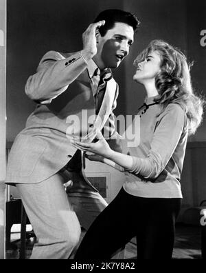 Elvis Presley & Ann-Margret Film: Viva Las Vegas; Love in Las Vegas (USA 1964) Charaktere: Lucky Jackson & Rusty Martin Regie: George Sidney 13 March 1964 **WARNUNG** Dieses Foto ist nur für redaktionelle Zwecke bestimmt und unterliegt dem Copyright von MGM und/oder dem Fotografen, der von der Film- oder Produktionsfirma beauftragt wurde, und kann nur von Publikationen im Zusammenhang mit der Bewerbung des oben genannten Films reproduziert werden. Eine obligatorische Gutschrift an MGM ist erforderlich. Der Fotograf sollte auch bei Bekanntwerden des Fotos gutgeschrieben werden. Ohne schriftliche Genehmigung der Film Company kann keine kommerzielle Nutzung gewährt werden. Stockfoto