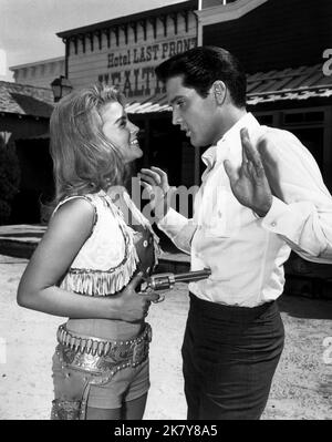 Ann-Margret & Elvis Presley Film: Viva Las Vegas; Love in Las Vegas (USA 1964) Charaktere: Rusty Martin & Lucky Jackson Regie: George Sidney 13 March 1964 **WARNUNG** Dieses Foto ist nur für redaktionelle Zwecke bestimmt und unterliegt dem Copyright von MGM und/oder dem Fotografen, der von der Film- oder Produktionsfirma beauftragt wurde, und kann nur von Publikationen im Zusammenhang mit der Bewerbung des oben genannten Films reproduziert werden. Eine obligatorische Gutschrift an MGM ist erforderlich. Der Fotograf sollte auch bei Bekanntwerden des Fotos gutgeschrieben werden. Ohne schriftliche Genehmigung der Film Company kann keine kommerzielle Nutzung gewährt werden. Stockfoto