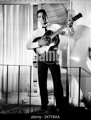 Elvis Presley Film IT Happened at the World's Fair (USA 1963) Charaktere: Mike Edwards Regie: Norman Taurog 03. April 1963 **WARNUNG** dieses Foto ist nur für redaktionelle Zwecke bestimmt und unterliegt dem Urheberrecht von MGM und/oder dem Fotografen, der von der Film or Production Company beauftragt wurde. Es kann nur durch Veröffentlichungen in Verbindung mit der Werbung für den obigen Film reproduziert werden. Eine obligatorische Gutschrift an MGM ist erforderlich. Der Fotograf sollte ebenfalls angerechnet werden, wenn er bekannt ist. Ohne schriftliche Genehmigung der Film Company kann keine kommerzielle Nutzung gewährt werden. Stockfoto