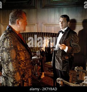 Reinhard Kolldehoff, Helmut Berger & Dirk Bogarde Film: The Damned (1969) Charaktere: Konstantin von Essenbeck (als Rene Koldehoff),Martin von Essenbeck & Frederick Bruckmann Regie: Luchino Visconti 14. Oktober 1969 **WARNUNG** Dieses Foto ist nur für redaktionelle Zwecke bestimmt und unterliegt dem Copyright von WARNER BROS und/oder des Fotografen, der von der Film- oder Produktionsfirma beauftragt wurde, und kann nur durch Publikationen im Zusammenhang mit der Bewerbung des oben genannten Films reproduziert werden. Eine obligatorische Gutschrift an WARNER BROS ist erforderlich. Der Fotograf sollte auch bei Bekanntwerden des Fotos gutgeschrieben werden. Es kann keine kommerzielle Nutzung erfolgen Stockfoto