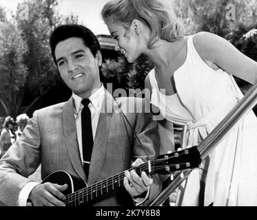 Elvis Presley & Ann-Margret Film: Viva Las Vegas; Love in Las Vegas (USA 1964) Charaktere: Lucky Jackson & Rusty Martin Regie: George Sidney 13 March 1964 **WARNUNG** Dieses Foto ist nur für redaktionelle Zwecke bestimmt und unterliegt dem Copyright von MGM und/oder dem Fotografen, der von der Film- oder Produktionsfirma beauftragt wurde, und kann nur von Publikationen im Zusammenhang mit der Bewerbung des oben genannten Films reproduziert werden. Eine obligatorische Gutschrift an MGM ist erforderlich. Der Fotograf sollte auch bei Bekanntwerden des Fotos gutgeschrieben werden. Ohne schriftliche Genehmigung der Film Company kann keine kommerzielle Nutzung gewährt werden. Stockfoto