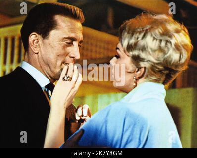 Kirk Douglas & Kim Novak Film: Strangers When We Meet (USA 1960) Charaktere: Larry Coe & Margaret 'Maggie' Gault / Literaturverfilmung (nach dem Buch von Evan Hunter) Regie: Richard Quine 29 June 1960 **WARNUNG** Dieses Foto ist nur für redaktionelle Verwendung bestimmt und unterliegt dem Copyright von BRYNA PRODUCTIONS und/oder dem Fotografen, der von der Film- oder Produktionsfirma beauftragt wurde, und kann nur von Publikationen im Zusammenhang mit der Bewerbung des oben genannten Films reproduziert werden. Eine obligatorische Gutschrift an BRYNA-PRODUKTIONEN ist erforderlich. Der Fotograf sollte auch bei Bekanntwerden des Fotos gutgeschrieben werden. Eine kommerzielle Nutzung ist nicht möglich Stockfoto