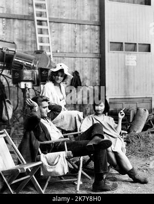 Elvis Presley, Pamela Austin & Yvonne Craig Film: Kissin' Cousins (USA 1964) Charaktere: Josh Morgan, Selena Tatum (als Pam Austin) & Regie: Gene Nelson 06 March 1964 **WARNUNG** Dieses Foto ist nur für redaktionelle Zwecke bestimmt und unterliegt dem Copyright von MGM und/oder dem Fotografen, der von der Film- oder Produktionsfirma beauftragt wurde, und kann nur durch Publikationen im Zusammenhang mit der Bewerbung des oben genannten Films reproduziert werden. Eine obligatorische Gutschrift an MGM ist erforderlich. Der Fotograf sollte auch bei Bekanntwerden des Fotos gutgeschrieben werden. Ohne schriftliche Genehmigung der Film Company kann keine kommerzielle Nutzung gewährt werden. Stockfoto