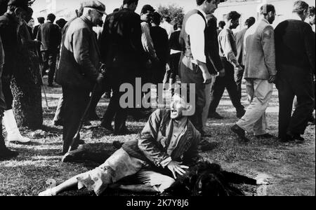 Sotiris Moustakas & Irene Papas Film: Zorba der Grieche; Alexis Sorbas (USA/UK/GR 1964) Charaktere: Mimithos & Widow Regie: Mihalis Kakogiannis, Regie: Michael Cacoyannis 14 December 1964 **WARNUNG** Dieses Foto ist nur für den redaktionellen Gebrauch bestimmt und unterliegt dem Copyright von 20. CENTURY FOX und/oder des Fotografen, der von der Film- oder Produktionsfirma beauftragt wurde und darf nur durch Publikationen im Zusammenhang mit der Bewerbung des oben genannten Films reproduziert werden. Eine obligatorische Gutschrift an 20. CENTURY FOX ist erforderlich. Der Fotograf sollte auch bei Bekanntwerden des Fotos gutgeschrieben werden. Ohne Writ kann keine kommerzielle Nutzung gewährt werden Stockfoto