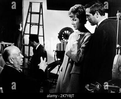 Alfred Hitchcock, Julie Andrews & Paul Newman Film: Torn Curtain (USA 1966) Charaktere: Mann in der Hotellobby mit Baby,Sarah Sherman & Professor Michael Armstrong Regie: Alfred Hitchcock 14 July 1966 **WARNUNG** Dieses Foto ist nur für den redaktionellen Gebrauch bestimmt und unterliegt dem Copyright von UNIVERSAL und/oder dem Fotografen, der von der Film- oder Produktionsfirma beauftragt wurde und darf nur durch Publikationen im Zusammenhang mit der Bewerbung des oben genannten Films reproduziert werden. Eine obligatorische Gutschrift an UNIVERSAL ist erforderlich. Der Fotograf sollte auch bei Bekanntwerden des Fotos gutgeschrieben werden. Ohne Schreibzugriff kann keine kommerzielle Nutzung gewährt werden Stockfoto