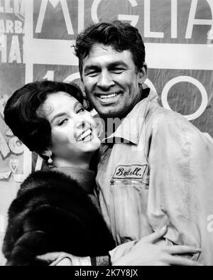 Nancy Walters & Bill Travers Film The Green Helmet (1965) Charaktere: Diane & Rafferty Regie: Michael Forlong 20. April 1961 **WARNUNG** dieses Foto ist nur für redaktionelle Zwecke bestimmt und unterliegt dem Copyright von METRO-GOLDWYN-MAYER und/oder dem Fotografen, der von der Film- oder Produktionsgesellschaft beauftragt wurde. Es kann nur durch Veröffentlichungen in Verbindung mit der Werbung für den oben genannten Film reproduziert werden. Es ist eine obligatorische Gutschrift für METRO-GOLDWYN-MAYER erforderlich. Der Fotograf sollte ebenfalls angerechnet werden, wenn er bekannt ist. Ohne schriftliche Genehmigung der Film Company kann keine kommerzielle Nutzung gewährt werden. Stockfoto