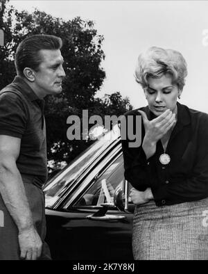 Kirk Douglas & Kim Novak Film: Strangers When We Meet (USA 1960) Charaktere: Larry Coe & Margaret 'Maggie' Gault / Literaturverfilmung (nach dem Buch von Evan Hunter) Regie: Richard Quine 29 June 1960 **WARNUNG** Dieses Foto ist nur für redaktionelle Verwendung bestimmt und unterliegt dem Copyright von BRYNA PRODUCTIONS und/oder dem Fotografen, der von der Film- oder Produktionsfirma beauftragt wurde, und kann nur von Publikationen im Zusammenhang mit der Bewerbung des oben genannten Films reproduziert werden. Eine obligatorische Gutschrift an BRYNA-PRODUKTIONEN ist erforderlich. Der Fotograf sollte auch bei Bekanntwerden des Fotos gutgeschrieben werden. Eine kommerzielle Nutzung ist nicht möglich Stockfoto