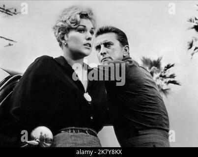 Kim Novak & Kirk Douglas Film: Strangers When We Meet (USA 1960) Charaktere: Margaret 'Maggie' Gault & Larry Coe / Literaturverfilmung (nach dem Buch von Evan Hunter) Regie: Richard Quine 29 June 1960 **WARNUNG** Dieses Foto ist nur für redaktionelle Verwendung bestimmt und unterliegt dem Copyright von BRYNA PRODUCTIONS und/oder dem Fotografen, der von der Film- oder Produktionsfirma beauftragt wurde, und kann nur von Publikationen im Zusammenhang mit der Bewerbung des oben genannten Films reproduziert werden. Eine obligatorische Gutschrift an BRYNA-PRODUKTIONEN ist erforderlich. Der Fotograf sollte auch bei Bekanntwerden des Fotos gutgeschrieben werden. Eine kommerzielle Nutzung ist nicht möglich Stockfoto