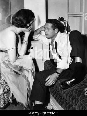 Geraldine Page & Paul Newman Film: Sweet Bird of Youth (USA 1962) Charaktere: Alexandra Del Lago & Chance Wayne / Literaturverfilmung (nach dem Theaterstück von Tennessee Williams) Regie: Richard Brooks 21 March 1962 **WARNUNG** Dieses Foto ist nur für den redaktionellen Gebrauch und das Copyright von ROXBURY PRODUCTIONS INC Und/oder den Fotografen, der vom Film- oder Produktionsunternehmen beauftragt wurde und nur durch Publikationen im Zusammenhang mit der Bewerbung des oben genannten Films reproduziert werden kann. Eine obligatorische Gutschrift an ROXBURY PRODUCTIONS INC Ist erforderlich. Der Fotograf sollte auch bei Bekanntwerden des Fotos gutgeschrieben werden. Nein Stockfoto