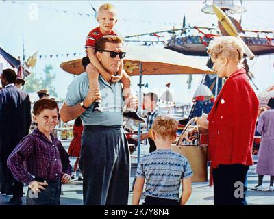 Kirk Douglas & Kim Novak Film: Strangers When We Meet (USA 1960) Charaktere: Larry Coe & Margaret 'Maggie' Gault / Literaturverfilmung (nach dem Buch von Evan Hunter) Regie: Richard Quine 29 June 1960 **WARNUNG** Dieses Foto ist nur für redaktionelle Verwendung bestimmt und unterliegt dem Copyright von BRYNA PRODUCTIONS und/oder dem Fotografen, der von der Film- oder Produktionsfirma beauftragt wurde, und kann nur von Publikationen im Zusammenhang mit der Bewerbung des oben genannten Films reproduziert werden. Eine obligatorische Gutschrift an BRYNA-PRODUKTIONEN ist erforderlich. Der Fotograf sollte auch bei Bekanntwerden des Fotos gutgeschrieben werden. Eine kommerzielle Nutzung ist nicht möglich Stockfoto