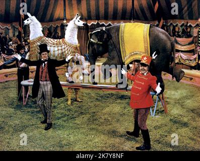 Rex Harrison & Richard Attenborough Film: Doctor Dolittle (USA 1967) Charaktere: Dr. John Dolittle & Albert Blossom Regie: Richard Fleischer 05. Dezember 1967 **WARNUNG** Dieses Foto ist nur für redaktionelle Verwendung bestimmt und unterliegt dem Copyright von 20. CENTURY FOX und/oder des Fotografen, die von der Film- oder Produktionsfirma beauftragt wurden.Es kann nur von Publikationen im Zusammenhang mit der Bewerbung des oben genannten Films reproduziert werden. Eine obligatorische Gutschrift an 20. CENTURY FOX ist erforderlich. Der Fotograf sollte auch bei Bekanntwerden des Fotos gutgeschrieben werden. Ohne schriftliche Genehmigung des Films kann keine kommerzielle Nutzung gewährt werden Stockfoto