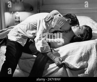 Paul Newman & Geraldine Page Film: Sweet Bird of Youth (USA 1962) Charaktere: Chance Wayne & Alexandra Del Lago / Literaturverfilmung (nach dem Theaterstück von Tennessee Williams) Regie: Richard Brooks 21. März 1962 **WARNUNG** Dieses Foto ist nur für den redaktionellen Gebrauch und das Copyright von ROXBURY PRODUCTIONS INC Und/oder den Fotografen, der vom Film- oder Produktionsunternehmen beauftragt wurde und nur durch Publikationen im Zusammenhang mit der Bewerbung des oben genannten Films reproduziert werden kann. Eine obligatorische Gutschrift an ROXBURY PRODUCTIONS INC Ist erforderlich. Der Fotograf sollte auch bei Bekanntwerden des Fotos gutgeschrieben werden. Nein Stockfoto