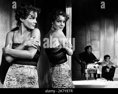 Romy Schneider Film: Boccacio '70 (EPISODENFILL) Charaktere: Pupe (Segment 'Il lavoro') IT/Fr 1962, Regie: Luchino Visconti 22 February 1962 **WARNUNG** Dieses Foto ist nur für den redaktionellen Gebrauch bestimmt und unterliegt dem Copyright der VON der Film- oder Produktionsfirma beauftragten FOTOS DER BOTSCHAFT und/oder des Fotografen und kann nur durch Publikationen im Zusammenhang mit der Bewerbung des oben genannten Films reproduziert werden. Eine obligatorische Gutschrift für FOTOS DER BOTSCHAFT ist erforderlich. Der Fotograf sollte auch bei Bekanntwerden des Fotos gutgeschrieben werden. Ohne schriftliche Genehmigung der Film Company kann keine kommerzielle Nutzung gewährt werden. Stockfoto