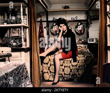 Sophia Loren Film Boccaccio '70 (EPISODEN Film) Charaktere: Zoe (Segment 'La riffa') IT/FR 1962, Regie: Vittorio de Sica 22. Februar 1962 **WARNUNG** dieses Foto ist nur für redaktionelle Zwecke bestimmt und unterliegt dem Urheberrecht von BOTSCHAFTSBILDERN und/oder dem Fotografen, der von der Film- oder Produktionsgesellschaft zugewiesen wurde. Eine obligatorische Gutschrift für BILDER DER BOTSCHAFT ist erforderlich. Der Fotograf sollte ebenfalls angerechnet werden, wenn er bekannt ist. Ohne schriftliche Genehmigung der Film Company kann keine kommerzielle Nutzung gewährt werden. Stockfoto