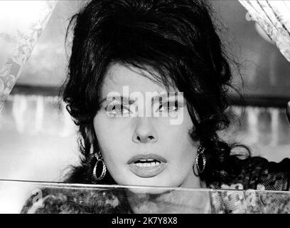 Sophia Loren Film Boccaccio '70 (EPISODEN Film) Charaktere: Zoe (Segment 'La riffa') IT/FR 1962, Regie: Vittorio de Sica 22. Februar 1962 **WARNUNG** dieses Foto ist nur für redaktionelle Zwecke bestimmt und unterliegt dem Urheberrecht von BOTSCHAFTSBILDERN und/oder dem Fotografen, der von der Film- oder Produktionsgesellschaft zugewiesen wurde. Eine obligatorische Gutschrift für BILDER DER BOTSCHAFT ist erforderlich. Der Fotograf sollte ebenfalls angerechnet werden, wenn er bekannt ist. Ohne schriftliche Genehmigung der Film Company kann keine kommerzielle Nutzung gewährt werden. Stockfoto
