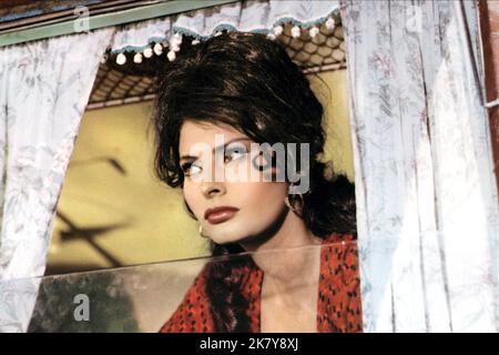 Sophia Loren Film Boccaccio '70 (EPISODEN Film) Charaktere: Zoe (Segment 'La riffa') IT/FR 1962, Regie: Vittorio de Sica 22. Februar 1962 **WARNUNG** dieses Foto ist nur für redaktionelle Zwecke bestimmt und unterliegt dem Urheberrecht von BOTSCHAFTSBILDERN und/oder dem Fotografen, der von der Film- oder Produktionsgesellschaft zugewiesen wurde. Eine obligatorische Gutschrift für BILDER DER BOTSCHAFT ist erforderlich. Der Fotograf sollte ebenfalls angerechnet werden, wenn er bekannt ist. Ohne schriftliche Genehmigung der Film Company kann keine kommerzielle Nutzung gewährt werden. Stockfoto