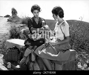 Sophia Loren & Eleonora Brown Film: Zwei Frauen (La ciociara) Charaktere: Cesira & Rosetta IT/Fr 1960, Regie: Vittorio De Sica 23 December 1960 **WARNUNG** Dieses Foto ist nur für redaktionelle Verwendung bestimmt und unterliegt dem Copyright der BOTSCHAFT und/oder des Fotografen, der von der Film- oder Produktionsfirma beauftragt wurde, und kann nur von Publikationen im Zusammenhang mit der Bewerbung des oben genannten Films reproduziert werden. Eine obligatorische Gutschrift an DIE BOTSCHAFT ist erforderlich. Der Fotograf sollte auch bei Bekanntwerden des Fotos gutgeschrieben werden. Ohne schriftliche Genehmigung der Film Company kann keine kommerzielle Nutzung gewährt werden. Stockfoto