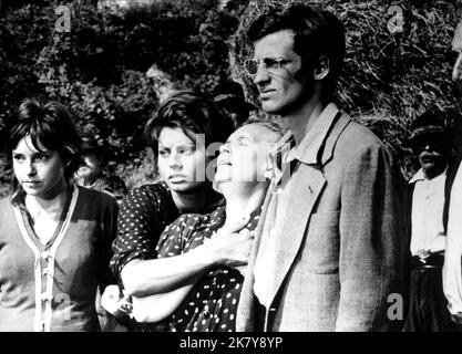 Eleonora Brown, Sophia Loren & Jean-Paul Belmondo Film: Two Women (La ciociara) Charaktere: Rosetta,Cesira & Michele Di Libero (As Jean Paul Belmondo) IT/Fr 1960, Regie: Vittorio De Sica 23 December 1960 **WARNUNG** Dieses Foto ist nur für redaktionelle Verwendung bestimmt und unterliegt dem Copyright der BOTSCHAFT und/oder des Fotografen, der von der Film- oder Produktionsfirma beauftragt wurde, und kann nur von Publikationen im Zusammenhang mit der Bewerbung des oben genannten Films reproduziert werden. Eine obligatorische Gutschrift an DIE BOTSCHAFT ist erforderlich. Der Fotograf sollte auch bei Bekanntwerden des Fotos gutgeschrieben werden. Ohne Writ kann keine kommerzielle Nutzung gewährt werden Stockfoto