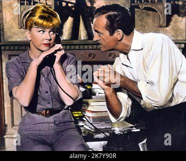 Doris Day & David Niven Film: Please Don't Eat the Daisies (USA 1960) Regie: Charles Walters 31 March 1960 **WARNUNG** Dieses Foto ist nur für redaktionelle Zwecke bestimmt und unterliegt dem Copyright von MGM und/oder dem von der Film- oder Produktionsfirma beauftragten Fotografen und kann nur durch Publikationen im Zusammenhang mit der Bewerbung des oben genannten Films reproduziert werden. Eine obligatorische Gutschrift an MGM ist erforderlich. Der Fotograf sollte auch bei Bekanntwerden des Fotos gutgeschrieben werden. Ohne schriftliche Genehmigung der Film Company kann keine kommerzielle Nutzung gewährt werden. Stockfoto