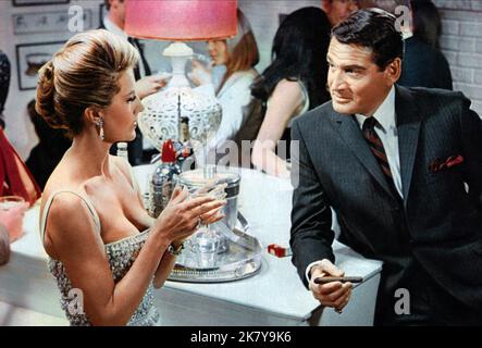 Szene Mit Gene Barry Film: Maroc 7 (1960) Regie: Gary O'Hara 22 March 1967 **WARNUNG** Dieses Foto ist nur für den redaktionellen Gebrauch bestimmt und unterliegt dem Copyright von RANK und/oder des Fotografen, der von der Film- oder Produktionsfirma beauftragt wurde, und kann nur von Publikationen im Zusammenhang mit der Bewerbung des oben genannten Films reproduziert werden. Eine obligatorische Gutschrift für RANG ist erforderlich. Der Fotograf sollte auch bei Bekanntwerden des Fotos gutgeschrieben werden. Ohne schriftliche Genehmigung der Film Company kann keine kommerzielle Nutzung gewährt werden. Stockfoto