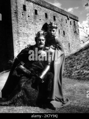 Maurice Evans & Judith Anderson Film: Macbeth; Hallmark Hall of Fame: Macbeth (TV-Film) Charaktere: Macbeth & Lady Macbeth USA/UK 1960, Regie: George Schaefer 20 November 1960 **WARNUNG** Dieses Foto ist nur für redaktionelle Zwecke bestimmt und unterliegt dem Copyright von UNIVERSAL und/oder dem Fotografen, der von der Film- oder Produktionsfirma beauftragt wurde und darf nur durch Publikationen im Zusammenhang mit der Bewerbung des oben genannten Films reproduziert werden. Eine obligatorische Gutschrift an UNIVERSAL ist erforderlich. Der Fotograf sollte auch bei Bekanntwerden des Fotos gutgeschrieben werden. Ohne schriftliche Genehmigung des F kann keine kommerzielle Nutzung gewährt werden Stockfoto