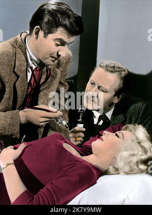 Michael Craig, Leslie Phillips & Carole Lesley Film: Doctor in Love (UK 1960) Charaktere: Dr. Richard Hare, Dr. Tony Burke, Kitten Strudwick Regie: Ralph Thomas 12 July 1960 **WARNUNG** Dieses Foto ist nur für redaktionelle Verwendung bestimmt und unterliegt dem Copyright der VON der Film- oder Produktionsfirma beauftragten ORGANISATION und/oder des Fotografen und kann nur durch Publikationen im Zusammenhang mit der Bewerbung des oben genannten Films reproduziert werden. Eine obligatorische Gutschrift an DIE RANGORGANISATION ist erforderlich. Der Fotograf sollte auch bei Bekanntwerden des Fotos gutgeschrieben werden. Ohne Schreibzugriff kann keine kommerzielle Nutzung gewährt werden Stockfoto