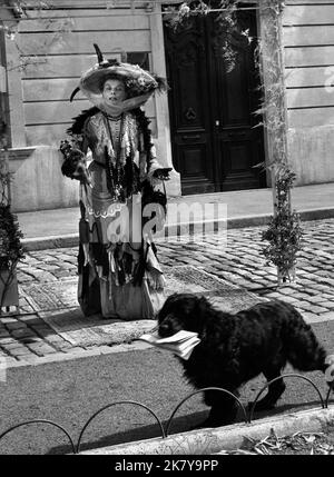 Katharine Hepburn Film: Die Verrückte Von Chaillot (1969) Charaktere: Gräfin Aurelia Regie: Bryan Forbes 12 October 1969 **WARNUNG** Dieses Foto ist nur für redaktionelle Zwecke bestimmt und unterliegt dem Copyright von WARNER BROS und/oder des Fotografen, der von der Film- oder Produktionsfirma beauftragt wurde, und kann nur von Publikationen im Zusammenhang mit der Bewerbung des oben genannten Films reproduziert werden. Eine obligatorische Gutschrift an WARNER BROS ist erforderlich. Der Fotograf sollte auch bei Bekanntwerden des Fotos gutgeschrieben werden. Ohne schriftliche Genehmigung der Film Company kann keine kommerzielle Nutzung gewährt werden. Stockfoto