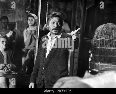 Danny Kaye Film: Die Verrückte Von Chaillot (1969) Charaktere: Der Ragpicker Regie: Bryan Forbes 12 October 1969 **WARNUNG** Dieses Foto ist nur für redaktionelle Zwecke bestimmt und unterliegt dem Copyright von WARNER BROS und/oder des Fotografen, der von der Film- oder Produktionsfirma beauftragt wurde, und kann nur von Publikationen im Zusammenhang mit der Bewerbung des oben genannten Films reproduziert werden. Eine obligatorische Gutschrift an WARNER BROS ist erforderlich. Der Fotograf sollte auch bei Bekanntwerden des Fotos gutgeschrieben werden. Ohne schriftliche Genehmigung der Film Company kann keine kommerzielle Nutzung gewährt werden. Stockfoto