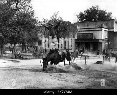 Movie Scene Film: The Wild Bunch (1961) Regie: Sam Peckinpah 18 June 1969 **WARNUNG** Dieses Foto ist nur für den redaktionellen Gebrauch bestimmt und unterliegt dem Copyright von WARNER-SEVEN ARTS und/oder des Fotografen, der von der Film- oder Produktionsfirma beauftragt wurde, und kann nur durch Publikationen im Zusammenhang mit der Bewerbung des oben genannten Films reproduziert werden. Eine obligatorische Gutschrift an WARNER-SEVEN ARTS ist erforderlich. Der Fotograf sollte auch bei Bekanntwerden des Fotos gutgeschrieben werden. Ohne schriftliche Genehmigung der Film Company kann keine kommerzielle Nutzung gewährt werden. Stockfoto