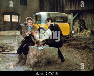 Ingrid Bergman & Omar Sharif Film The Yellow Rolls-Royce (UK 1964) Charaktere: Gerda Millett, Davich Regie: Anthony Asquith 31. Dezember 1964 **WARNUNG** dieses Foto ist nur für redaktionelle Zwecke bestimmt und unterliegt dem Copyright von MGM und/oder dem Fotografen, der von der Film or Production Company zugewiesen wurde. Es kann nur durch Veröffentlichungen in Verbindung mit der Werbung für den oben genannten Film reproduziert werden. Eine obligatorische Gutschrift an MGM ist erforderlich. Der Fotograf sollte ebenfalls angerechnet werden, wenn er bekannt ist. Ohne schriftliche Genehmigung der Film Company kann keine kommerzielle Nutzung gewährt werden. Stockfoto