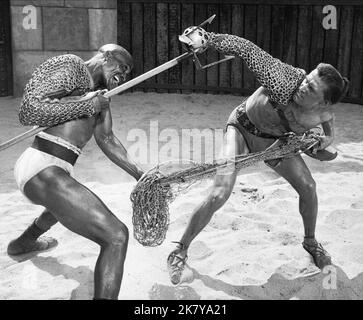 Woody Strode & Kirk Douglas Film: Spartacus (USA 1960) Charaktere: Draba, Spartacus / Literaturverfilmung (nach dem Buch von Howard Fast) Regie: Stanley Kubrick 06 October 1960 **WARNUNG** Dieses Foto ist nur für den redaktionellen Gebrauch bestimmt und unterliegt dem Copyright von BRYNA PRODUCTIONS und/oder des Fotografen, der von der Film- oder Produktionsfirma beauftragt wurde, und kann nur von Publikationen im Zusammenhang mit der Bewerbung des oben genannten Films reproduziert werden. Eine obligatorische Gutschrift an BRYNA-PRODUKTIONEN ist erforderlich. Der Fotograf sollte auch bei Bekanntwerden des Fotos gutgeschrieben werden. Ohne schriftliche Genehmigung kann keine kommerzielle Nutzung gewährt werden Stockfoto