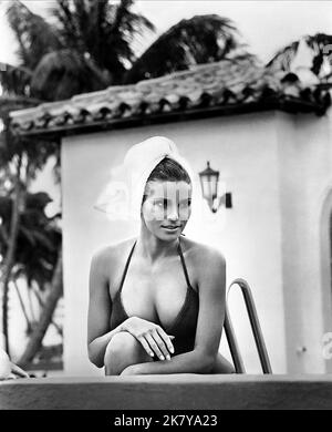 Raquel Welch Film The Biggest Bundle of Them All (USA 1968) Charaktere: Juliana Regie: Ken Annakin 17. Januar 1968 **WARNUNG** dieses Foto ist nur für redaktionelle Zwecke bestimmt und unterliegt dem Urheberrecht von MGM und/oder dem Fotografen, der von der Film- oder Produktionsgesellschaft beauftragt wurde. Es kann nur durch Veröffentlichungen in Verbindung mit der Werbung für den obigen Film reproduziert werden. Eine obligatorische Gutschrift an MGM ist erforderlich. Der Fotograf sollte ebenfalls angerechnet werden, wenn er bekannt ist. Ohne schriftliche Genehmigung der Film Company kann keine kommerzielle Nutzung gewährt werden. Stockfoto