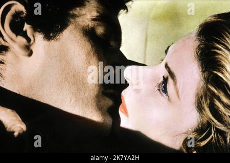 Omar Sharif & Ingrid Bergman Film The Yellow Rolls-Royce (UK 1964) Charaktere: Davich, Gerda Millett Regie: Anthony Asquith 31. Dezember 1964 **WARNUNG** dieses Foto ist nur für redaktionelle Zwecke bestimmt und unterliegt dem Copyright von MGM und/oder dem Fotografen, der von der Film or Production Company zugewiesen wurde. Es kann nur durch Veröffentlichungen in Verbindung mit der Werbung für den oben genannten Film reproduziert werden. Eine obligatorische Gutschrift an MGM ist erforderlich. Der Fotograf sollte ebenfalls angerechnet werden, wenn er bekannt ist. Ohne schriftliche Genehmigung der Film Company kann keine kommerzielle Nutzung gewährt werden. Stockfoto