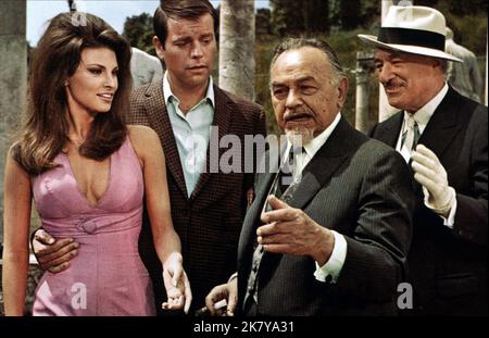 Raquel Welch, Robert Wagner, Edward G. Robinson & Vittorio De Sica Film: The Biggest Bundle of Them All (USA 1968) Charaktere: Juliana, Harry Price, Professor Samuels, Cesare Celli Regie: Ken Annakin 17 January 1968 **WARNUNG** Dieses Foto ist nur für redaktionelle Zwecke bestimmt und unterliegt dem Copyright von MGM und/oder dem Fotografen, der von der Film- oder Produktionsfirma beauftragt wurde, und kann nur von Publikationen im Zusammenhang mit der Bewerbung des oben genannten Films reproduziert werden. Eine obligatorische Gutschrift an MGM ist erforderlich. Der Fotograf sollte auch bei Bekanntwerden des Fotos gutgeschrieben werden. Ohne kann keine kommerzielle Nutzung gewährt werden Stockfoto