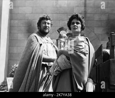 Peter Ustinov & Jean Simmons Film: Spartacus (USA 1960) Charaktere: Lentulus Batiatus, Varinia / Literaturverfilmung (nach dem Buch von Howard Fast) Regie: Stanley Kubrick 06 October 1960 **WARNUNG** Dieses Foto ist nur für den redaktionellen Gebrauch bestimmt und unterliegt dem Copyright von BRYNA PRODUCTIONS und/oder des Fotografen, der von der Film- oder Produktionsfirma beauftragt wurde, und kann nur von Publikationen im Zusammenhang mit der Bewerbung des oben genannten Films reproduziert werden. Eine obligatorische Gutschrift an BRYNA-PRODUKTIONEN ist erforderlich. Der Fotograf sollte auch bei Bekanntwerden des Fotos gutgeschrieben werden. Eine kommerzielle Nutzung kann ohne diese nicht gewährt werden Stockfoto