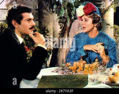 Omar Sharif & Ingrid Bergman Film The Yellow Rolls-Royce (UK 1964) Charaktere: Davich, Gerda Millett Regie: Anthony Asquith 31. Dezember 1964 **WARNUNG** dieses Foto ist nur für redaktionelle Zwecke bestimmt und unterliegt dem Copyright von MGM und/oder dem Fotografen, der von der Film or Production Company zugewiesen wurde. Es kann nur durch Veröffentlichungen in Verbindung mit der Werbung für den oben genannten Film reproduziert werden. Eine obligatorische Gutschrift an MGM ist erforderlich. Der Fotograf sollte ebenfalls angerechnet werden, wenn er bekannt ist. Ohne schriftliche Genehmigung der Film Company kann keine kommerzielle Nutzung gewährt werden. Stockfoto